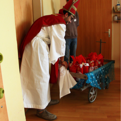 Auch dem Heilpädagogischen Kindergarten Panoramagasse stattete der Hl. Nikolaus einen Besuch ab.