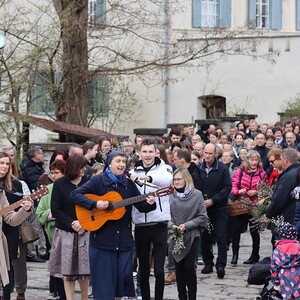 Sr. Maria spielt und singt „Jesus geht in die Stadt hinein“ bei der Palmprozession