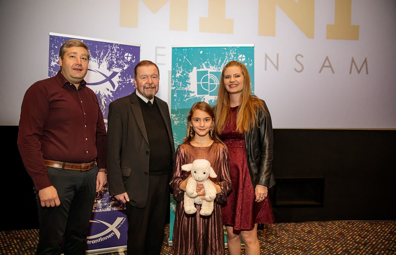 SONNTAGSBLATT, Gerd Neuhold Pfarrer Claudiu Budãu (Seelsorgeraumleiter Kaiserwald), Generalvikar Erich Linhardt, Hauptdarstellerin Dea Müller und Pastoralreferentin Anja Asel (Ideengeberin „Mini Movie“) bei der Filmpremiere.