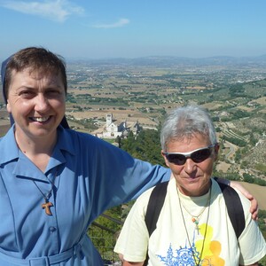 Am Ausblicksturm der Burg Rocca: Sr. Maria und Luise, im Hintergrund die Kirche San Francesco