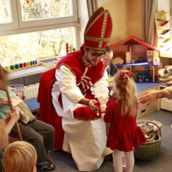 Auch dem Heilpädagogischen Kindergarten Panoramagasse stattete der Hl. Nikolaus einen Besuch ab.